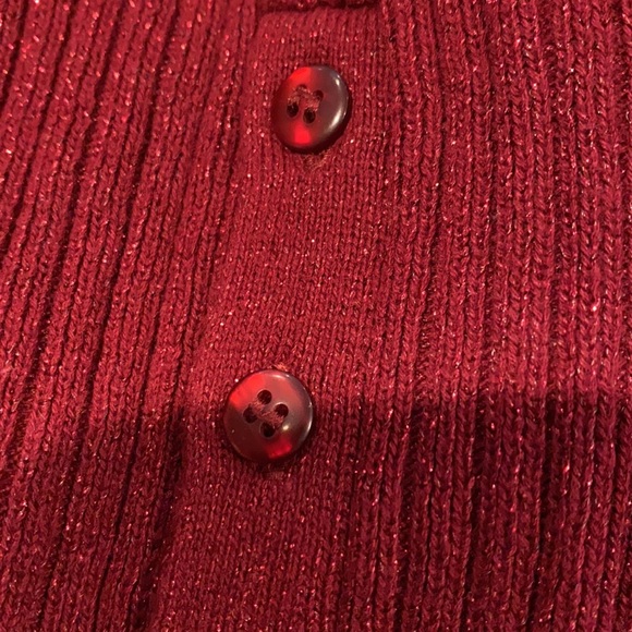 Women’s Context burgundy ribbed turtleneck w buttons on sleeve. No size tag - Picture 2 of 8